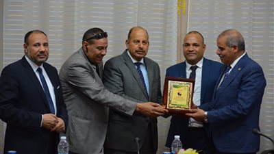 نائب رئيس جامعة الأزهر للوجه القبلي يكرم المحرصاوي بمقر كلية اللغة العربية بأسيوط