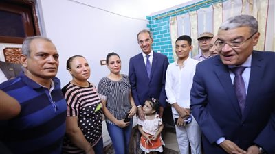 طلعت يزور إحدى الأسر من أهالى القري المستفيدة بخدمات الانترنت