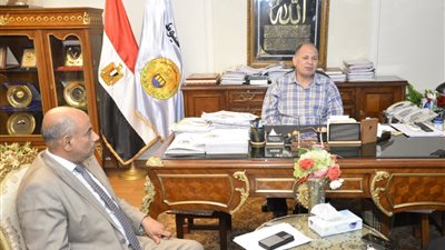 محافظ أسيوط يبحث دفع منظومة العمل وتسريع الاجراءات بملف التصالح على مخالفات البناء