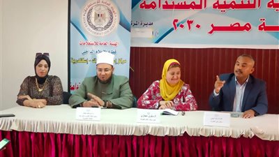 رش اشجار النخيل بحدائق انطونيادس وحدائق المنتزة للحفاظ على الثروة الزراعية