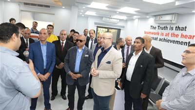 محافظ بني سويف ورئيس جهاز تنمية التجارة الداخلية يتفقدان مقر السجل التجاري المميز