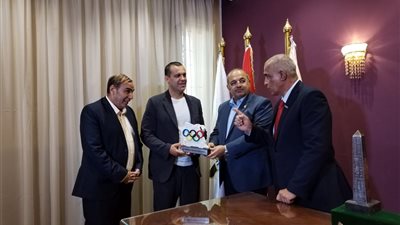 اللجنة الأولمبية تكرم رئيس الاتحاد الدولي للملاكمة بحضور حسن مصطفى