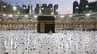 رفع الحواجز الوقائية حول الكعبة بعد عامين على وضعها للحماية من كورونا