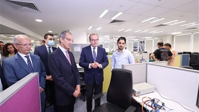 طلعت يشيد بحلول الشباب التكنولوجية بمجال أنظمة التنقل الذكى