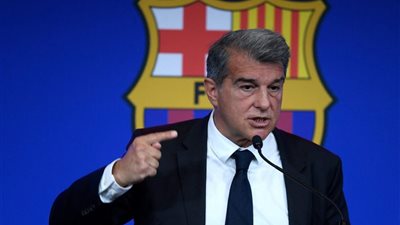 برشلونة يدرس فسخ التعاقد مع مهاجم الفريق