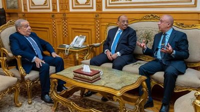 وزيرا الإنتاج الحربي والتنمية المحلية يشهدان توقيع بروتوكول لشراء 40 أتوبيس كهربائي