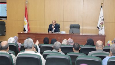 السكرتير العام ببنى سويف يواصل اجتماعه الدوري بمديري إدارات الديوان العام