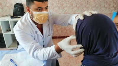 علاج 900 مواطن في قافلة طبية بالشرقى سمهود في قنا..صور