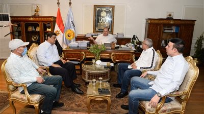 محافظ ونواب أسيوط يبحثون طلبات المواطنين..صور