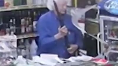 ثمانيني يفتح النار على مسلحين حاولوا سرقة متجره .. والشرطة تثنى على تصرفه