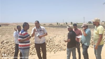 رئيس مركز الطود بالأقصر يشارك فى الرفع المساحى لقطعة ارض خصصها الرئيس للصرف
