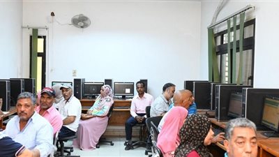دورات تدريبية للقائمين علي منظومة تراخيص المحال العامة بقنا