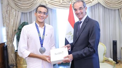 تكريم الجندى بجامعة مصر للمعلوماتية لفوزه بفضية العالم للخماسى الحديث
