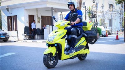 صديق للبيئة ..عبد الغفار يوضح مزايا الاسكوتر الكهربائي الاسعافى