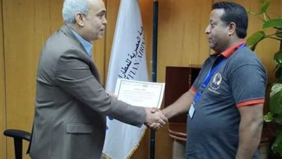 مطار الأقصر يكرم عاملا عثر علي حقيبة بها مبلغ مالي كبير