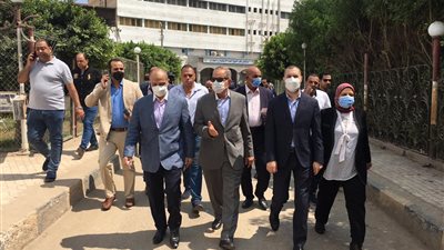 محافظ كفر الشيخ يوجه بنقل 6 حالات لـ3 مستشفيات ويطمئن على كل المرضى بالمستشفى العام