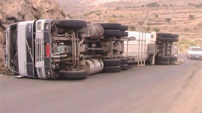 إصابة 35 شخصا جراء انقلاب شاحنة تقل مهاجرين في مقدونيا الشمالية