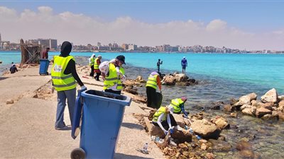 حملة نظافة بشاطئ روميل فى مرسى مطروح بأيدى متطوعى Yalla volunteer