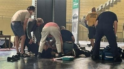 سلمان رشدي يخضع لجراحة بعد تعرضه لحادث طعن في نيويورك