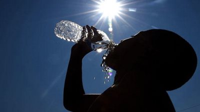 ماذا يحدث لجسدك لو اكتفيت بالماء مشروبا لشهر واحد؟