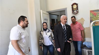 نائب رئيس جامعة أسيوط يقوم بجولة تفقدية لبعض القطاعات بالجامعة