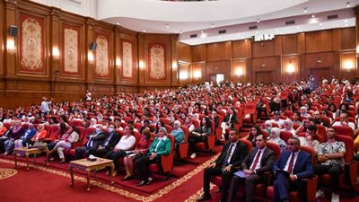 توافد المئات من طلاب الثانوية العامة على الجامعة البريطانية بمصر ..صور