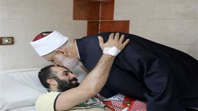 «وكيل الأزهر» يزور «منقذ الأطفال» في حريق كنيسة «أبو سيفين»