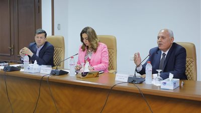 محافظ دمياط تناقش ملف التصالح فى مخالفات البناء..صور