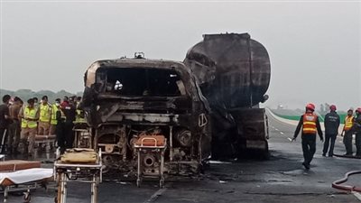 مقتل 20 في حادث تصادم صهريج نفط وحافلة ركاب بوسط باكستان