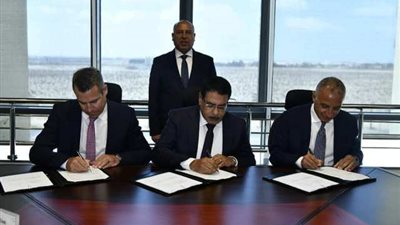 وزير النقل يشهد توقيع وثيقة إدارة وتشغيل الخطوط الثلاثة لشبكة القطار الكهربائي السريع