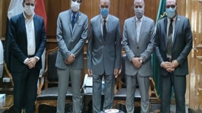 الهجان يستقبل الوفد التابع لمجلس الوزراء لمناقشة منظومة الشكاوى بقطاع الصحة بالقليوبية