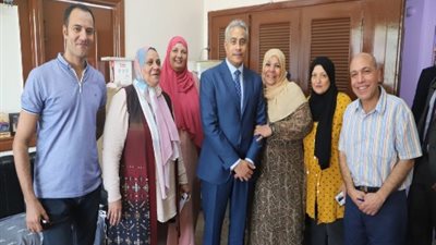 وزير القوى العاملة يكرم سائق بالنقل البري أعاد 200 ألف ريال إلي صاحبها