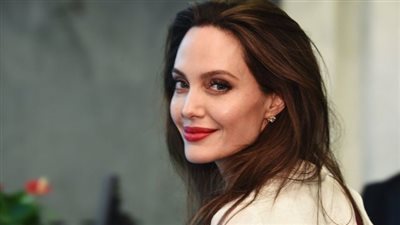 أنجلينا جولي تقاضي مكتب التحقيقات الفيدرالي بسبب أزمتها مع براد بيت