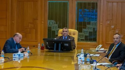 وزير الإنتاج الحربي يوجه الشركات بتمكين الشباب واستثمار طاقاتهم