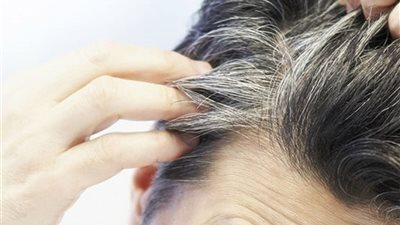 عادات خاطئة تسرع من ظهور الشعر الأبيض