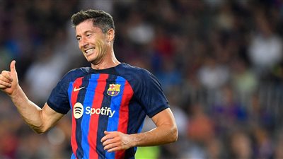 مهاجم برشلونة توقف لتحية محبيه.. فاستغل اللص الموقف و