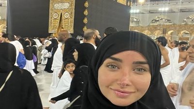 هنا الزاهد تخطف القلوب من أمام الكعبة .. شاهد