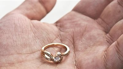 أميركية تستعيد خاتم زواجها بعد فقده في المحيط.. اعرف الحكاية
