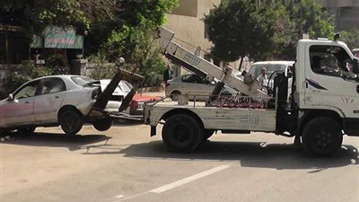 متروكة ومتهالكة.. الداخلية: رفع 55 سيارة من الشوارع