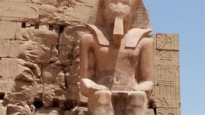 الإنتهاء من ترميم تمثال الملك تحتمس الثاني بالواجهة الجنوبية للصرح الثامن بمعابد الكرنك