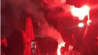 لاعبو الزمالك يحتفلون بالفوز بالدوري بالشماريخ