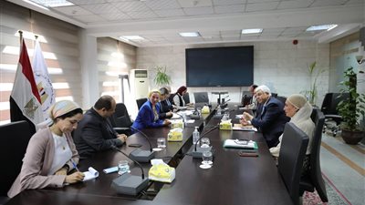 عاشور يؤكد على ضرورة تعريف شباب الجامعات بقضية المناخ