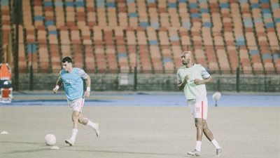 شاهد .. هتافات جماهير الزمالك تهز ستاد القاهرة .. ابطال الدورى أهم