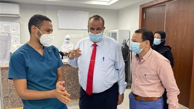 رئيس جامعة الأقصر يتفقد مستشفى الحميات