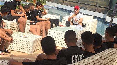 محمد وهبة يجتمع بلاعبي منتخب الناشئين .. صور