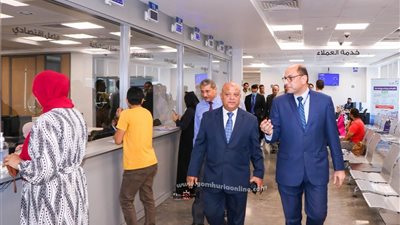 رئيس ميناء دمياط يفاجئ إدارات الهيئة ومبنى الخدمات اللوجستية