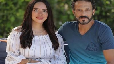 يوسف الشريف يلفت الأنظار برفقة زوجته إنجى علاء .. صور