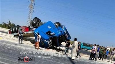 إصابة شخص في انقلاب تريلا بطريق الإسماعيلية القاهرة الصحراوي..صور