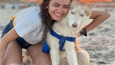 بإطلالة صيفية.. مونيكا الفونس تجذب الأنظار بـ كلب هاسكي