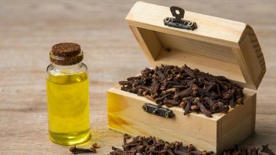 فوائد زيت القرنفل للبشرة